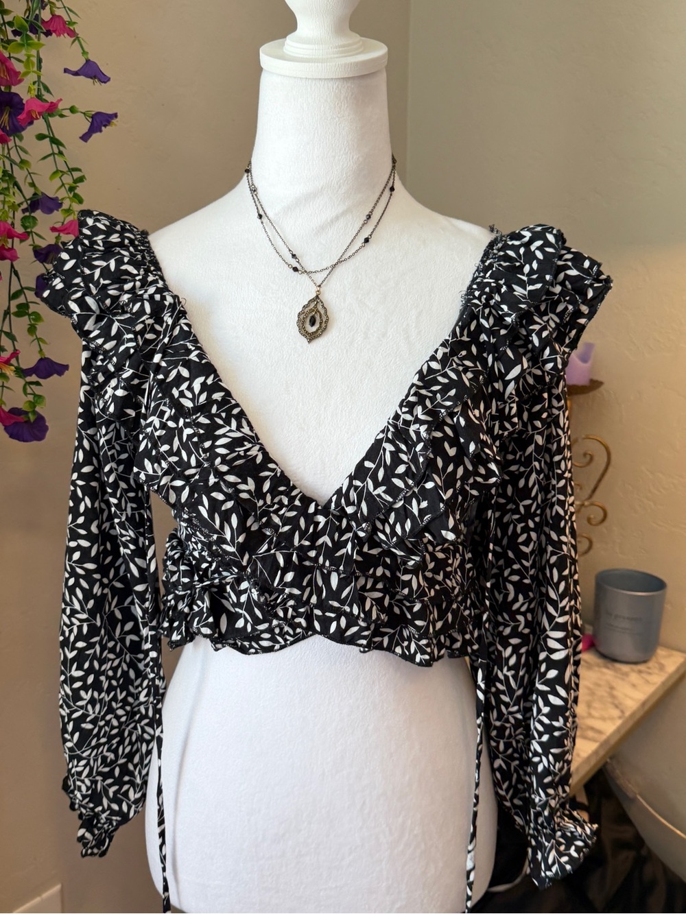 NWT Black & White Leaf Floral Ruffle Cropped Blouse